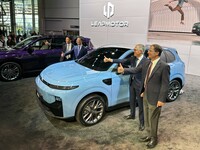 リープモーターの記者発表より。同社に出資し、かつ合弁で販社を設立したステランティスの、カルロス・タバレスCEO（右から2番目）も登壇した。