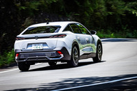 マイルドハイブリッド車らしく回生ブレーキの利きは申し分ない。コツをつかめばアクセルペダルの踏みしろをコントロールすることで、ワインディンロードをスムーズに駆け抜けることも可能だ。