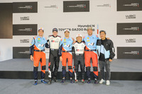 勝田貴元（写真右から3人目）は間近に迫ったラリージャパンへの意気込みを、ティエリー・ヌービル（同左端）は「プレッシャーはあるけれど」と、自身初のタイトル獲得への熱い思いを語っていた。