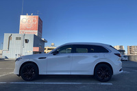 試乗したのは、個人的にはまったく不要な3列シートを備えた「CX-80 XDハイブリッド エクスクルーシブスポーツ」。お値段は5万5000円の有償外板色「ロジウムホワイトプレミアムメタリック」を含めて587万9500円なり。