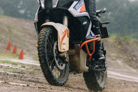 前後のサスペンションストロークは「S」より20mm大きい220mm。フロントのキャスター角は「S」の65.3°に対し、64.7°となっている。