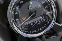 クラシックな意匠に反して、最新のBMW車らしく電子装備は充実。3つのモードを備えたライディングモードセレクターに加え、スタビリティーコントロール（解除可能）、エンジンドラッグトルクコントロールなども備わっている。