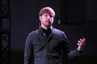 今回の発表会において、上下黒といういでたちで登壇したフィンク氏。カラフルなボディーカラーも魅力の「Q2」だが、フィンク氏はシックな色が好みのようだ。