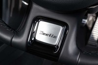 ステアリングホイールの下端には、ロゴ入りのパネルが添えられる。