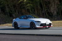 フロントに積まれるVR30DDTT型3リッターV6ツインターボエンジンは最高出力420PS、最大トルク520N・mを発生。上まで軽々と回る爽快なユニットだ。