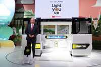 「ダイハツIcoIco」と奥平総一郎社長。