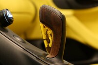 シフトノブには、“ダンシング・エレファント”と呼ばれる像の彫刻が組み込まれている。