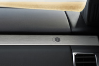 ドアピラーバッジとトレッドプレート、インテリアフィニッシャーには六角形を組み合わせた「ジェミナイ」専用グラフィックが備わる。