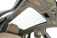 広々としたパノラミックルーフは固定式。26万8000円のオプションとして用意される。