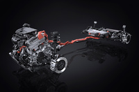 「RX350h」のパワートレインは、トヨタではおなじみの2.5リッターガソリンエンジンをベースとした“シリーズパラレル式”ハイブリッドだ。電動4WDの「E-Four」では、100：0～20：80の間で前後駆動力配分を緻密に制御する。