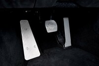 ペダルのレイアウトはご覧のとおり。ブレーキペダル（写真中央）はエンブレムの型押しとなっている。