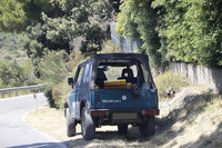 写真D。島で最も活躍している日本車といえば、恐らく「スズキ・ジムニー」だろう。スペインのサンタナ・モーター製車両も時折見られる。