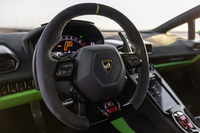 操舵機構はステアリングギアレシオを固定式に変更。後輪にも操舵機構が備わっており、走行シーンやドライブモードに応じて、走行安定性を高めたり、オーバーステアの傾向を強めたりできる。