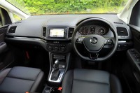 インストゥルメントパネルは、ガソリンエンジン車と基本的には同一となるデザイン。2019年10月の仕様変更で、ナビゲーションシステムやETC 2.0対応車載器、USB デバイス接続装置などが標準装備された。