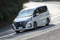 パフォーマンスダンパー装着車では、コーナリング中の操舵感覚はスッキリし、車体の応答性もよくなった印象。それは、ヤマハの狙いどおりの効果とのことだった。