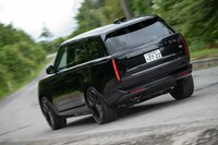 4.4リッターV8ターボエンジンは最高出力530PS、最大トルク750N・mを発生。0-100km/h加速のタイムは4.6秒を誇る。