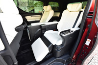 エグゼクティブラウンジシートを最も後方に下げた様子。ひざから足先までをサポートするオットマンは、140mmの範囲で伸縮可能。