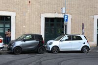 3代目「スマート・フォーツー」（写真向かって左）と「フォーフォー」（同右）が並ぶ。