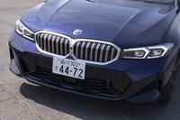 ヘッドランプは下部にあったくぼみがなくなり、よりスムーズな四角形に。キドニーグリルの縦桟がダブルバーになったほか、バンパー下部の開口が大きくなった。