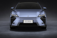 新型では「レクサスの新たなデザインに挑戦した」とされている。先代モデルよりも分かりやすいカッコよさが魅力だ。