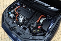 パワーユニットにはベース車と同じくフルハイブリッドシステム「e：HEV」を採用。WLTCモード燃費はベース車と同じ23.8km/リッターだが、「市街地／郊外／高速道路モード」の内訳をみると、市街地や郊外での燃費はやや悪化し、高速道路での燃費が改善している。