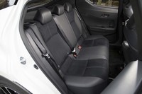 後席も前席と同様、ブラック基調のコンビタイプとなる。「GR」エンブレム入りのフロアマットは2万4200円の販売店オプション。