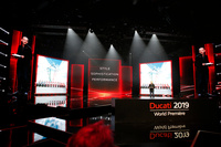 ドゥカティは毎年、EICMAのプレスデー前にミラノ市内の別会場でプレスカンファレンスを行う。また近年はその様子をライブ配信し、世界中のファンにその様子をいち早く伝えている。