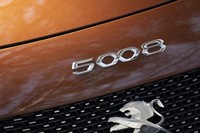 ボンネットの先端にモデルネームのバッジをレイアウトするのは、プジョー最新のデザイン言語に沿ったものだ。