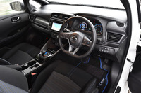 ダッシュボードやシート、ステリングホイールには、日産のEVであることを表現するブルーのステッチが施される。