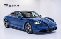 スニークプレビューに供された「タイカン ターボ」。ヘッドランプの端から下に伸びるラインはスリットになっている。