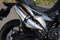 マフラーに関しては、シートの直下を通すことで大きなリーンアングルにも対応。オプションでアクラポヴィッチ製のスリップオンも用意されている。