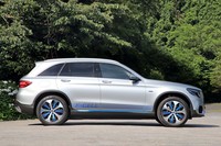 車両の下部には水素タンクのカバーが張り出しているため、荒れた道を走る際には注意が必要だ。