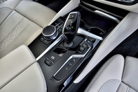 トランスミッションには8段ATを採用。シフトセレクターの右側に「スポーツ」「コンフォート」「エコプロ」の3つのドライブモードが切り替え可能なセレクタースイッチが配置されている。