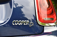 「クロスオーバー」や「ペースマン」ではない本家MINIにもようやくディーゼルエンジンが搭載された。「3ドア」と「5ドア」が用意される。