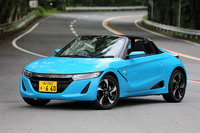 ホンダS660α
    ボディーサイズ：全長×全幅×全高＝3395×1475×1180mm／ホイールベース：2285mm／車重：830kg／駆動方式：MR／
    エンジン：0.66リッター直3 DOHC 12バルブ ターボ／トランスミッション：6段MT／最高出力：64ps/6000rpm／最大トルク：10.6kgm/2600rpm／タイヤ：（前）165/55R15 75V （後）195/45R16 80W／価格：218万円
