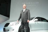ダイムラー・クライスラー日本のハンス・テンペル社長。「（Sクラスは）自動車の最高峰」と語った。