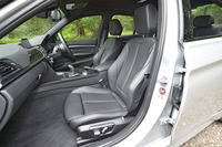 試乗車はオプションのダコタレザーシート装着車。標準のシート表皮はファブリック。