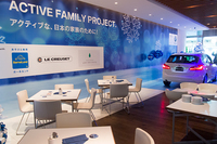 「ザ・ブルークリスマスカフェ by BMW」の店内。