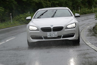 【テスト車のオプション装備】
	電動ガラスサンルーフ＝18万5000円／ダイナミック・ダンピング・コントロール＝18万8000円／Vスポーク・スタイリング366アロイホイール＝22万円／ソフトクローズドア＝9万円／コントラストステッチ＝3万6000円／レザーフィニッシュダッシュボード＝21万円／パーキングアシスト＝7万3000円／LEDヘッドライト＝22万円