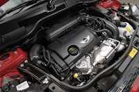 ターボで過給される1.6リッター直4エンジンは、184ps/5500rpm、24.5kgm/1600-5000rpmを発生。スポーツボタン（オプション）を押すことで、2.0kgm多い26.5kgmの最大トルクを引き出せる。JC08モードの燃費値は17.6km/リッター。今回のテストでは、市街地（5）：高速道路（4）:山岳路（1）の割合で488kmを走行し、満タン法で12.8km/リッターの燃費を記録した。