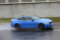 「M3」は7段DCTなのに対して、この「M4」は6段MT。