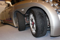 最高速度370km/hを達成した、8輪の電気自動車「Eliica」。8輪にはそれぞれインホイールモーターが備わる。