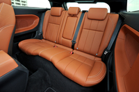 試乗車の後席は3人掛け（乗車定員5人）だったが、「イヴォーク クーペ」の標準は2人掛けとなる。