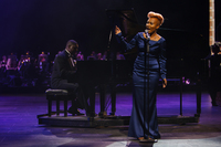 歌手のエミリー・サンデーも登場。