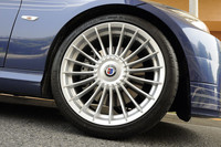 足元には、新デザイン「ALPINA CLASSIC（Styling III）」の19インチホイールが装着される。タイヤサイズは、フロントが245/35ZR19、リアは265/35ZR19。