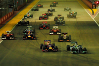 スタートで一瞬トップを奪ったのは2番グリッドから出たメルセデスのニコ・ロズベルグ（写真先頭）。しかし続くコーナーでポールシッターのベッテルにやすやすと抜かれてしまった。予選で7位に沈んだアロンソ（左端）はアウト側に進路を取り一気に3位まで順位を上げた。（Photo=Red Bull Racing）
    