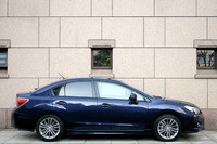 セダン「インプレッサG4」のサイドビュー。幅や高さはハッチバックと同じだが、長さはトランクの分だけ165mm長くなる。