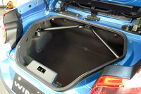 2人の乗員には十分すぎる広さを持つラゲッジスペース。タワーバーが装着されている。 