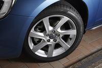 足元の仕様も「T4 SE」と同じ。215/50R17サイズのタイヤと、7.0J×17インチのアルミホイールを組み合わせている。
    