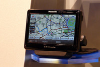 専用スタンドにはFM-VICSを受信できるチューナーが内蔵されている。